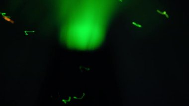 Dönen fiberglas lamba farklı renkler ve bokeh efektiyle aydınlatıldı