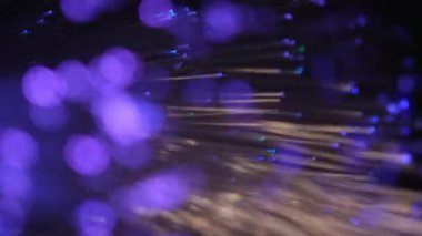 Dönen fiberglas lamba farklı renkler ve bokeh efektiyle aydınlatıldı