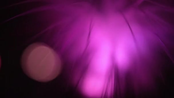 異なる色とボケ効果で照らされた回転ガラス繊維ランプ — ストック動画