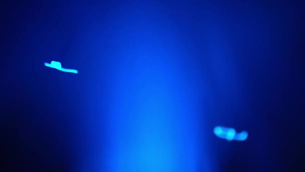 Lampu Fiberglass Berputar Diterangi Dengan Warna Yang Berbeda Dan Efek — Stok Video