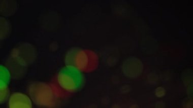 Dönen fiberglas lamba farklı renkler ve bokeh efektiyle aydınlatıldı