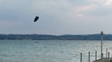 Garda Gölü, İtalya 'da gün batımında bir uçurtmacı.