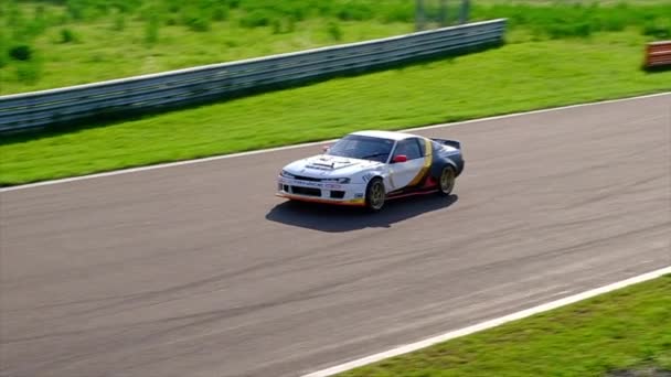 白煙の多いレースサーキットを走行する車 — ストック動画