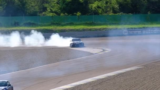 Voitures Dérivant Sur Circuit Course Avec Beaucoup Fumée Blanche — Video