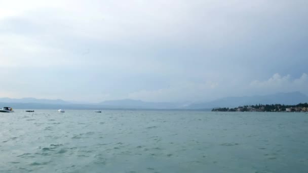 Panoramautsikt över kusten i Gardasjön, Italien — Stockvideo