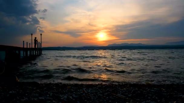 Vacker Solnedgång Sirmione Med Brygga Vid Gardasjön — Stockvideo