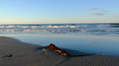 İtalya 'nın Cattolica sahilinde gün batımında dalgalar