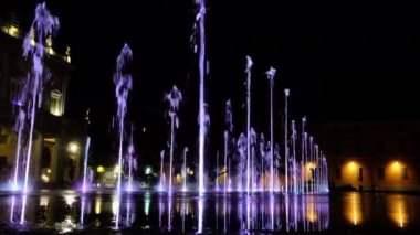 İtalya 'nın Reggio Emilia kentindeki Zafer Meydanı' nda Parlak Çeşme