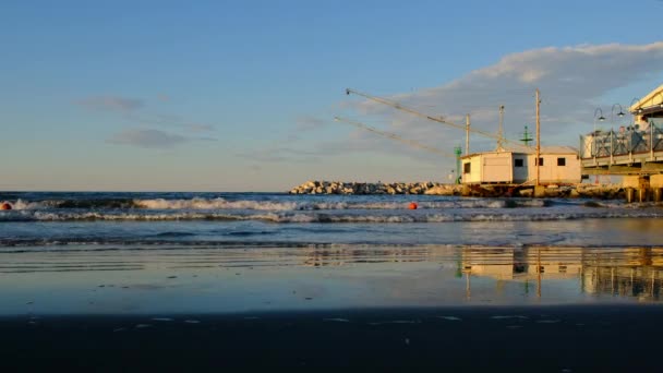 Golven Bij Zonsondergang Het Strand Van Cattolica Italië — Stockvideo