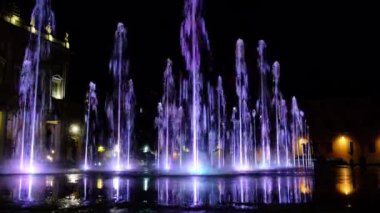 İtalya 'nın Reggio Emilia kentindeki Zafer Meydanı' nda Parlak Çeşme