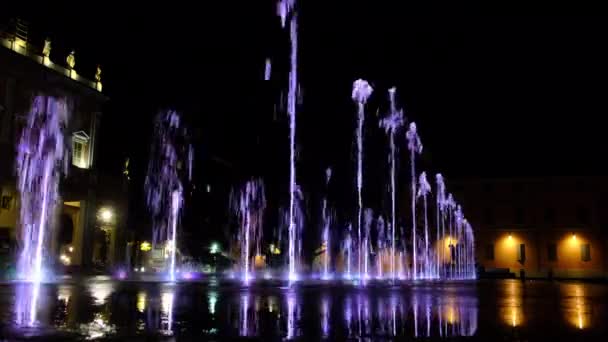 Fuente Luminosa Plaza Victoria Reggio Emilia Italia — Vídeos de Stock