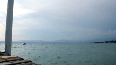 Sirmione 'de güzel bir gün batımı ve Garda Gölü' nde iskeleli.