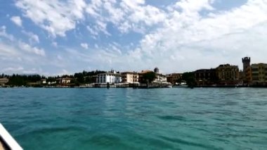 İtalya, Garda Gölü 'ndeki bir tekneden Sirmione Yarımadası manzarası
