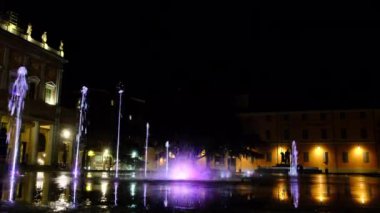 İtalya 'nın Reggio Emilia kentindeki Zafer Meydanı' nda Parlak Çeşme