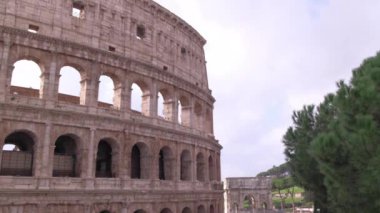 İtalya, Roma 'da bulutlu bir günde Kolezyum manzarası