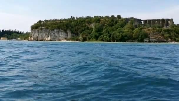 Utsikt Över Sirmione Halvön Från Båt Gardasjön Italien — Stockvideo