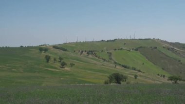 Emilian tepeleri Ventoso 'da yeşil bitki örtüsüyle Scandiano Reggio Emilia, İtalya