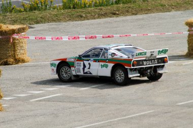 Reggio Emilia, İtalya - 2016 26 06: Reggio Apennines 'in serbest etkinliği Lancia RAlly 037. Yüksek kalite fotoğraf