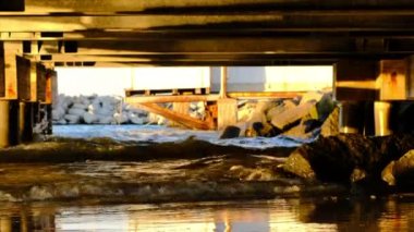 Adriactic Denizi, İtalya 'da bir kumsalın altında güçlü dalgalar