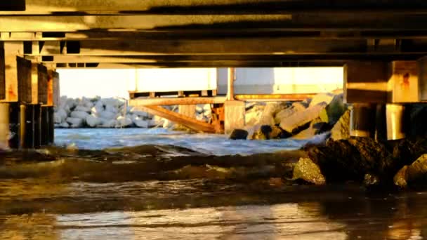 Poderosas Olas Bajo Muelle Una Playa Mar Adriáctico Italia Imágenes — Vídeos de Stock