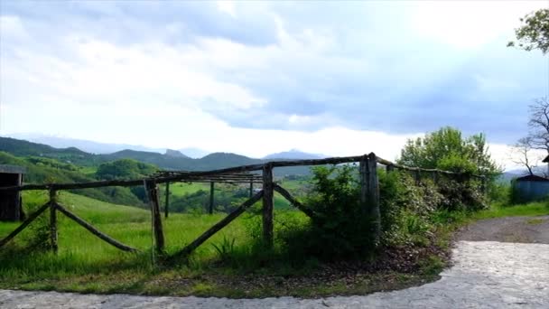 イタリアのレッジョ エミリア州のCastelnovo MontiにあるPietra Bismantovaのパノラマ 高品質4K映像 — ストック動画