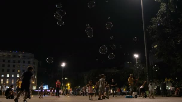 Çocuklar akşamları Barselona meydanında sabun köpüğüyle oynuyorlar, İspanya — Stok video