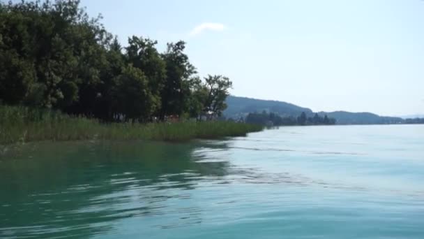 Golven aan de Worthersee in Klagenfurth, Oostenrijk — Stockvideo