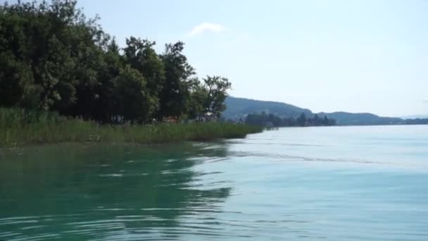 Хвилі на озері Вортерсі у Клагенфурті (Австрія). — стокове відео