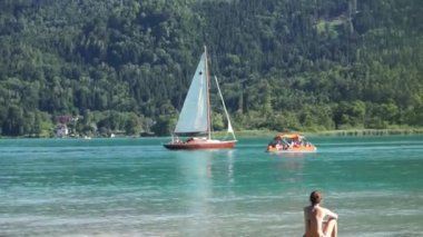 Klagenfurth, Avusturya 'daki Worthersee Gölü' nde bir yelkenli.