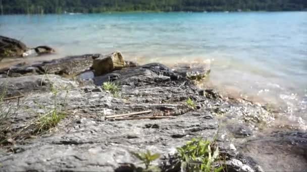 Golven aan de Worthersee in Klagenfurth, Oostenrijk — Stockvideo