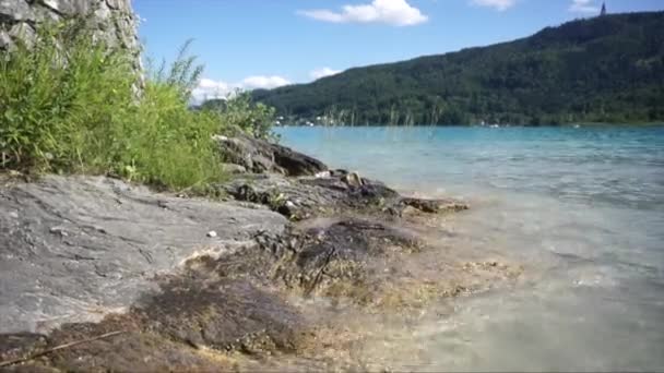 Хвилі на озері Вортерсі у Клагенфурті (Австрія). — стокове відео
