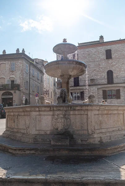 Ein Brunnen Zentrum Von Assisi Der Nähe Von Perugia Italien — Stockfoto