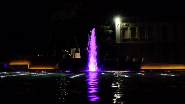 Fontana Illuminata Con Luci Colorate Salsomaggiore Terme Vicino Parma — Video Stock