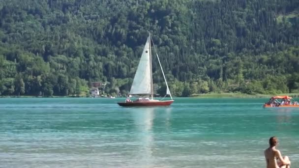 Een zeilboot op de Worthersee in Klagenfurth, Oostenrijk — Stockvideo