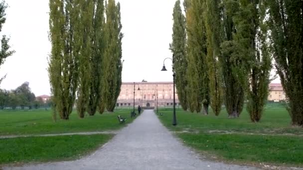 Zahrada vévodského paláce nebo Reggie Sassuolo v provincii Modena, Itálie — Stock video