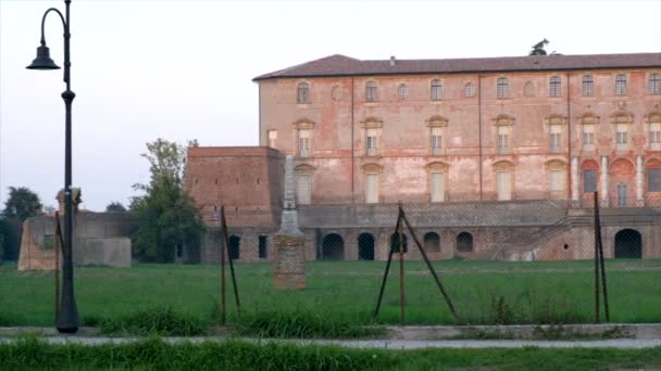 イタリアのモデナ州のサッスオーロの二重宮殿またはReggia — ストック動画