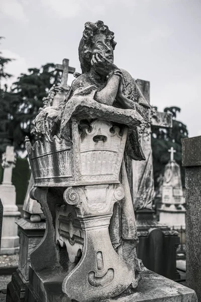 Skulptur Einer Traurigen Frau Auf Einem Grab Hochwertiges Foto — Stockfoto