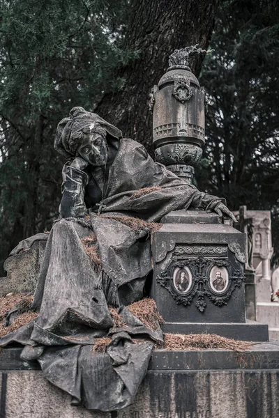 Die Skulptur Einer Traurigen Frau Weint Auf Einem Grab Hochwertiges — Stockfoto
