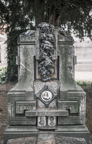Ein Alter Grabstein Geschmückt Mit Geschnitzten Rosen Hochwertiges Foto — Stockfoto
