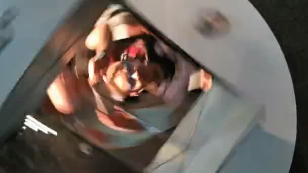 Una foto de un niño girando rápido en un tocadiscos — Vídeos de Stock