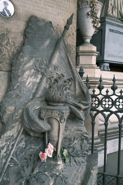 Detail Eines Grabdenkmals Mit Einer Flamme Die Die Heimat Symbolisiert — Stockfoto