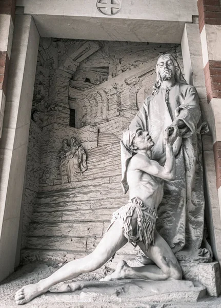 Skulptur Man Som Knäböjer Vid Jesu Kristi Fötter Högkvalitativt Foto — Stockfoto