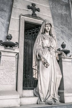 Cenaze şapelinin girişinde peçeli bir kadın heykeli. Yüksek kalite fotoğraf
