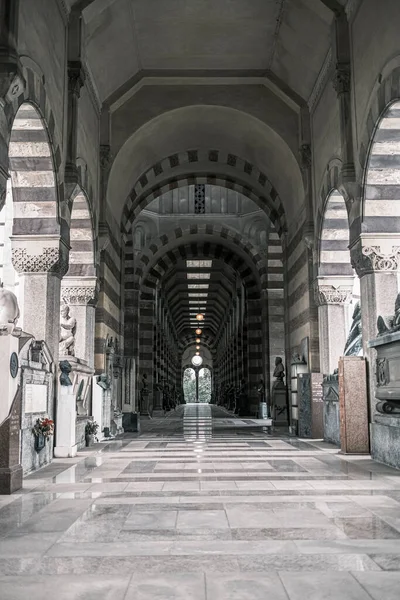 Perspektiv Utsikt Över Gallerierna Monumental Kyrkogård Milano Italien Högkvalitativt Foto — Stockfoto