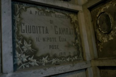  Kolumbaryumun dekore edilmiş mezar taşlarının ayrıntıları. Yüksek kalite fotoğraf