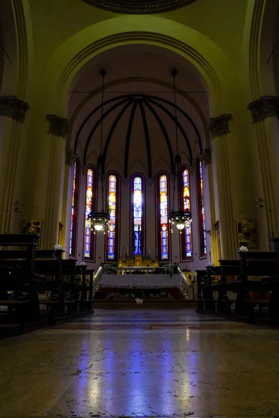 Πολύχρωμο Βιτρό Παράθυρο Πίσω Από Βωμό Μιας Εκκλησίας Στο Μιλάνο — Φωτογραφία Αρχείου