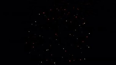 Karanlık gökyüzünde güzel renkli havai fişekler