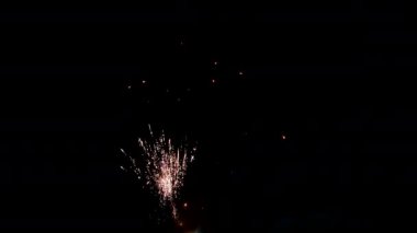 Karanlık gökyüzünde güzel renkli havai fişekler