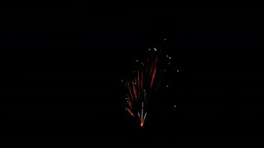 Karanlık gökyüzünde güzel renkli havai fişekler