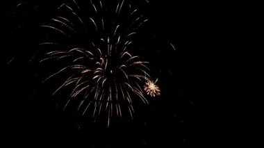 Karanlık gökyüzünde güzel renkli havai fişekler